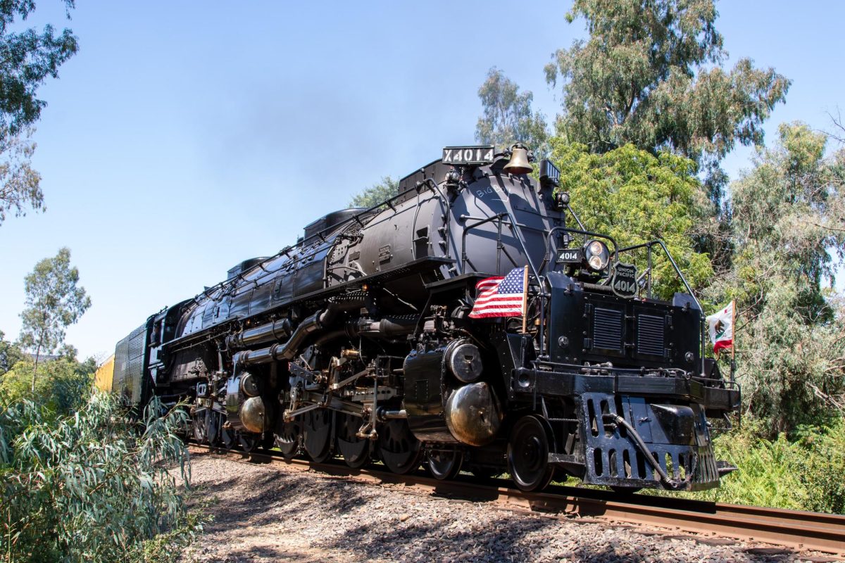 Union Pacific steam engine 4140 rolling into Oroville.