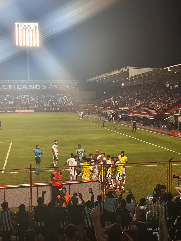 Botafogo celebrating the fourth goal against Atletico-GO