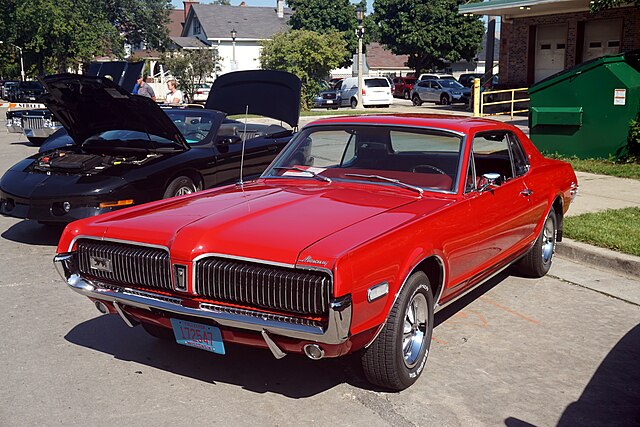 Classic cars at a car show pic via wikimediacommons 