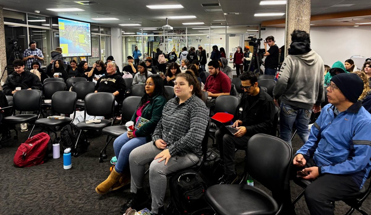 Crowd beginning to gather at the nest on Nov 21 taken by Justin Stock