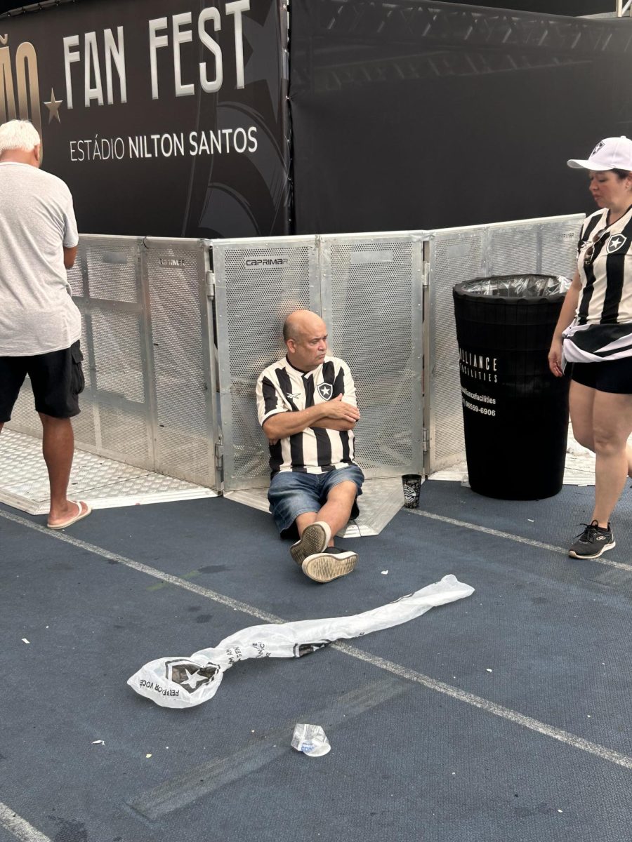 Botafogo fan distraught with Gregore's red card after 40 seconds
Nilton Santos fan fest, Rio de Janeiro, Brazil,November 30