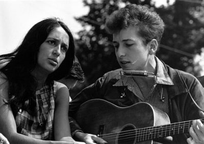 Joan Baez and Bob Dylan. Acess via Wikimedia Commons