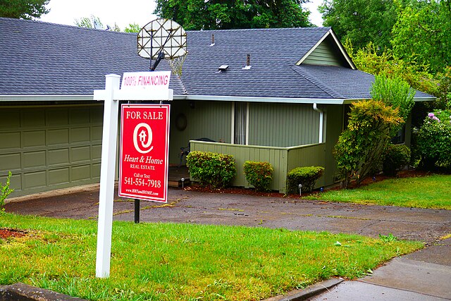 A home in pictured for sale in the stunning suburbs of Eugene, Oregon. (Accessed using Wikimedia Commons.)       